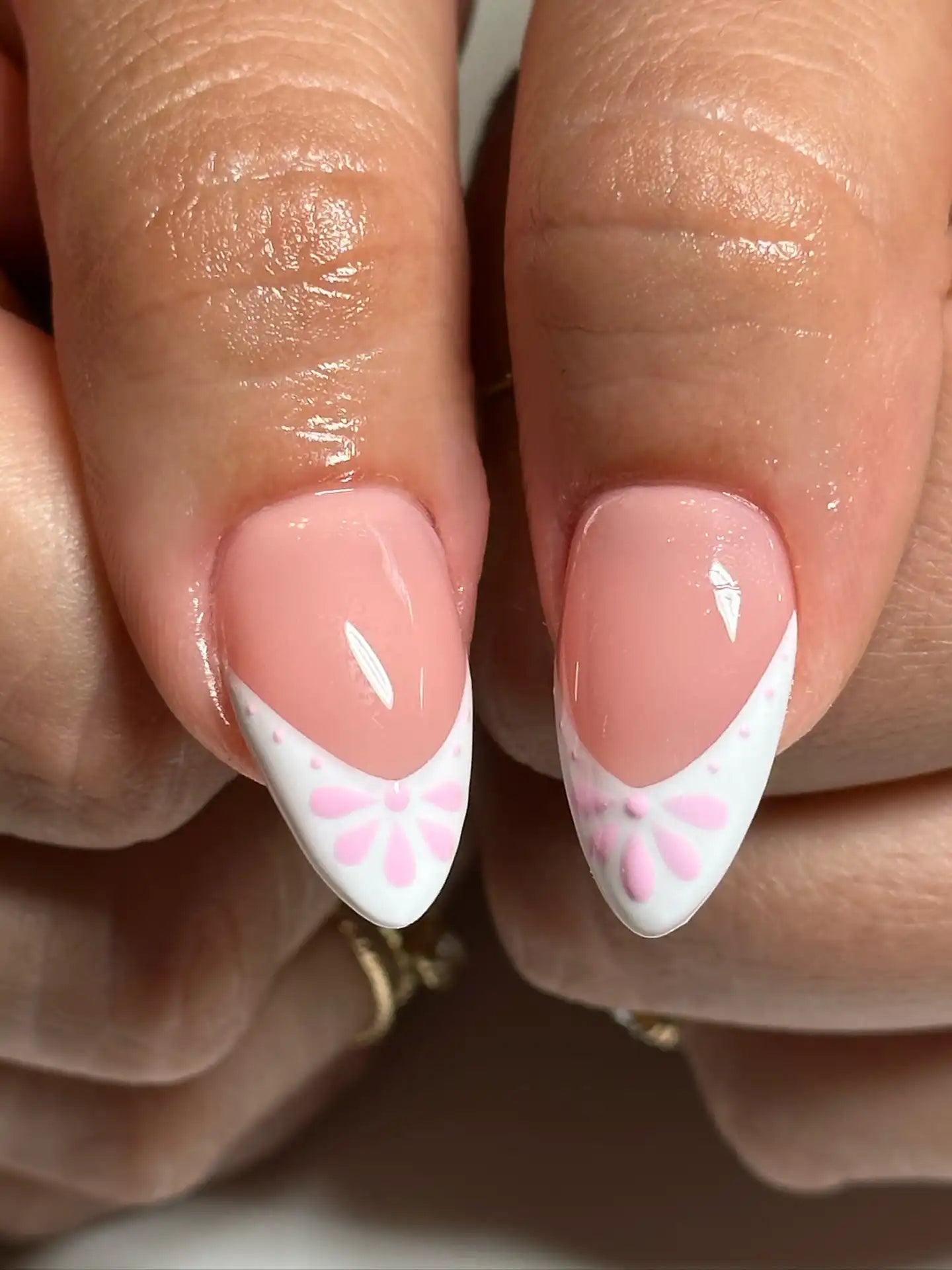 Handmade press-on nails with pink and white daisy flower French tips.